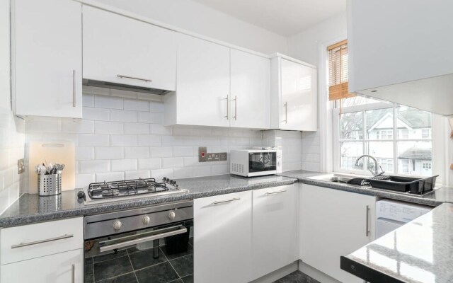 Modern 2 Bed, for 4 Guests in Golders Green!