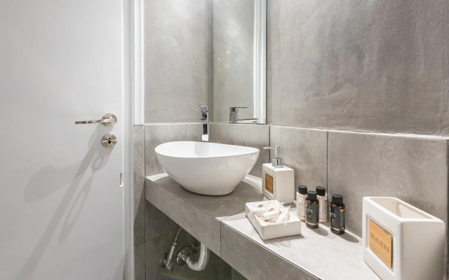 Bright 2 Bdrm apt in the Heart of Athens