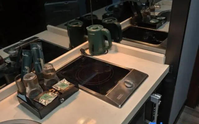 Yunji Scenic Executive Apartment (Guangzhou Changgang Subway Station Vertical City)