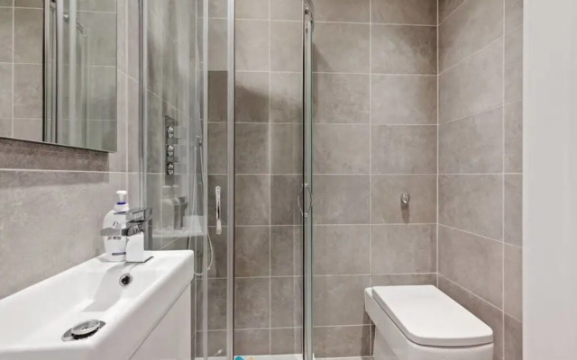 Contemporary 2bed&bath Apt W/patio in North London