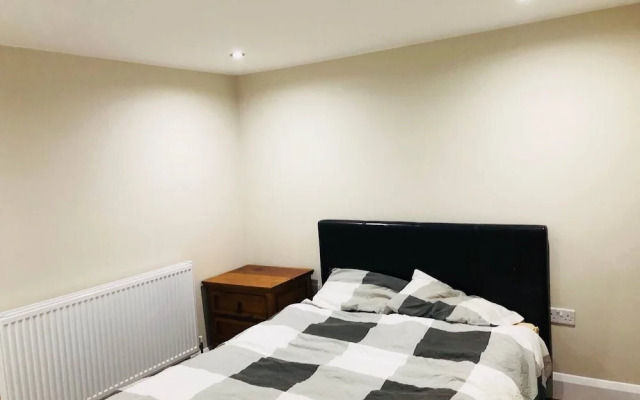 Small 3 Bed Flat Near Heathrow