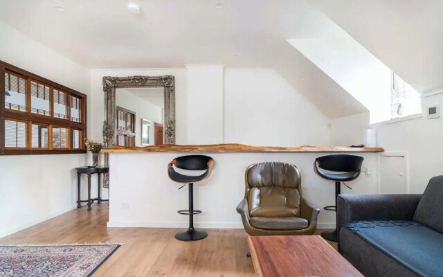 Cozy Apartment w/ Terrace Close to City Center