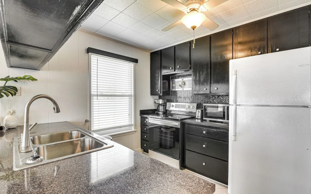 Pet-friendly Galveston Home - Walk to Beaches!