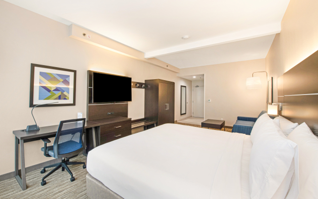 Holiday Inn Express & Suites Delafield