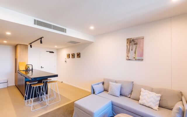 Airtrip Apartments on Deshon St