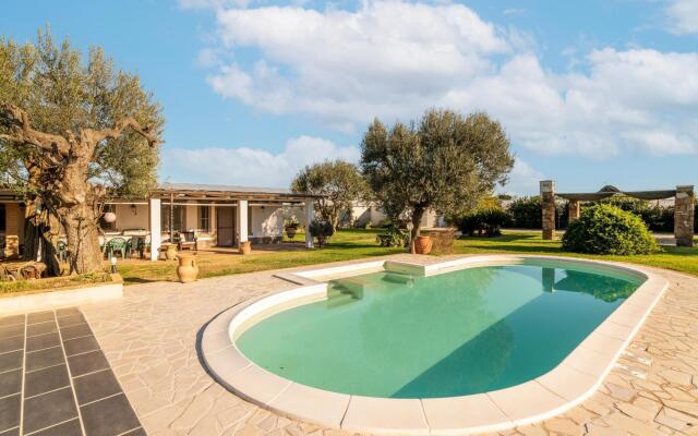 Villa near the sea with private pool
