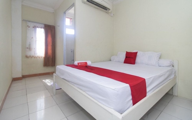RedDoorz @ Frans Seda Kupang – Guest Rooms – Kupang