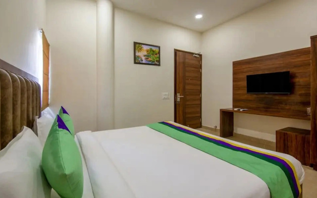 Hotel Diamond Creek Near Railway Station