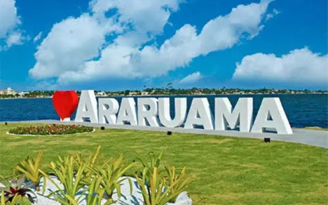 Suíte com varanda vista piscina