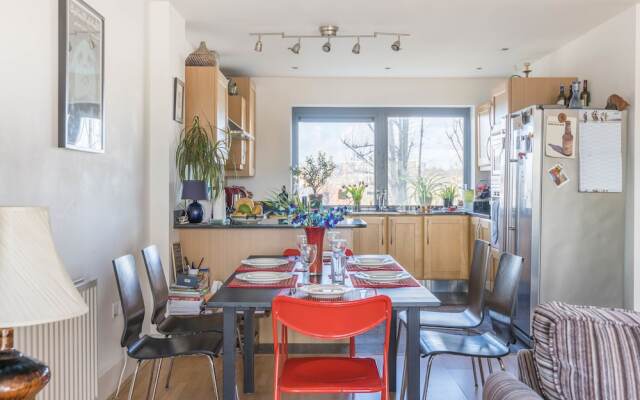 Bright Islington Apartment with Spectacular Views