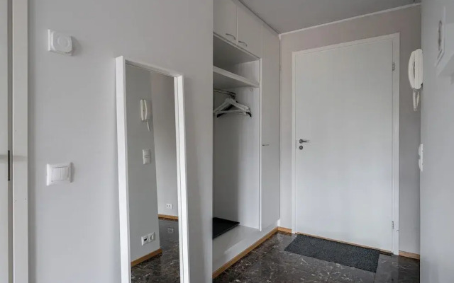 Modern 1BR Apt with Sauna, Balcony & Free Parking