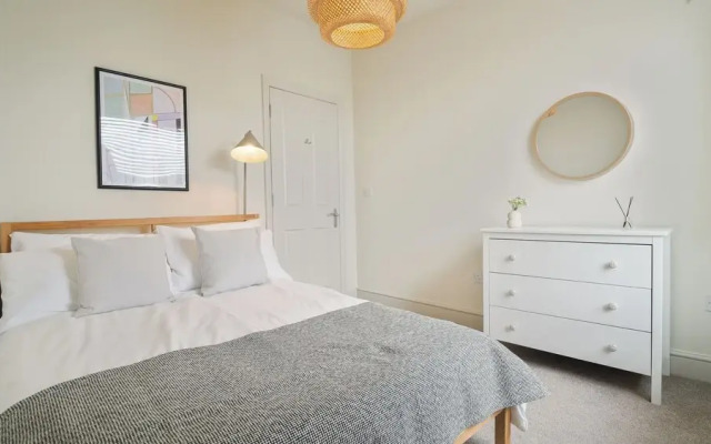 Crookes Gem with Garden & Alpacas Nearby