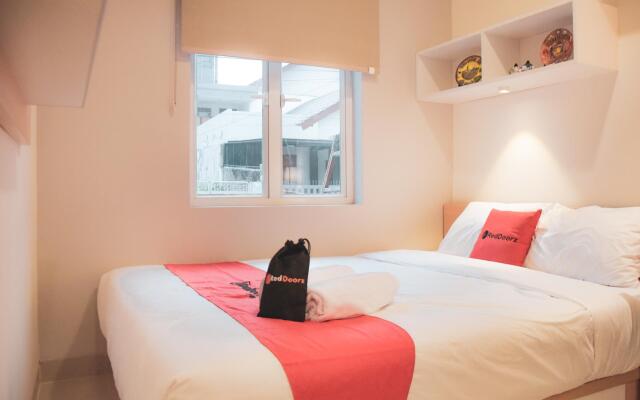 RedDoorz Plus Syariah near Manggarai Station 3