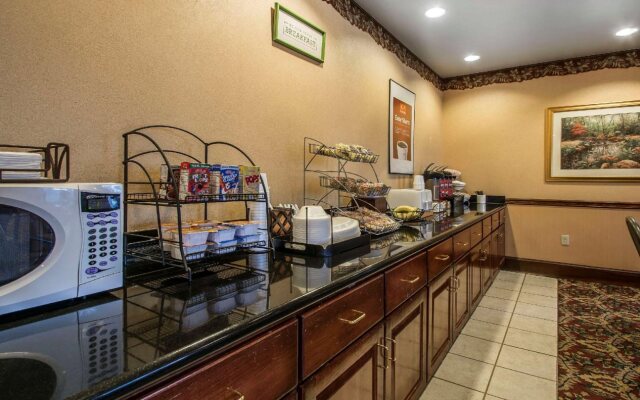 Econo Lodge Inn and Suites