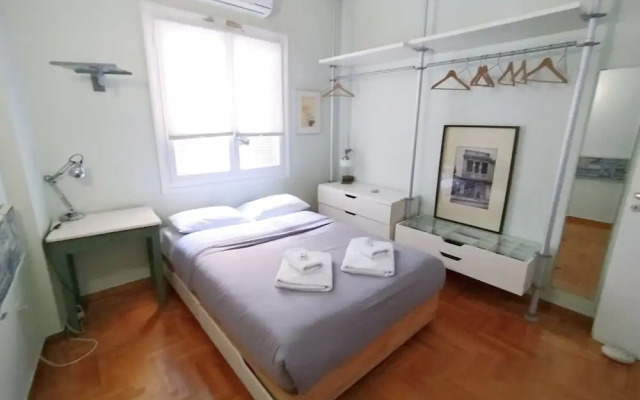 Spacious Apartment Near Parthenon for 6 Persons