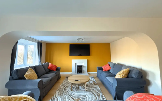 Stunning Townhouse: Your Spacious Retreat for 8