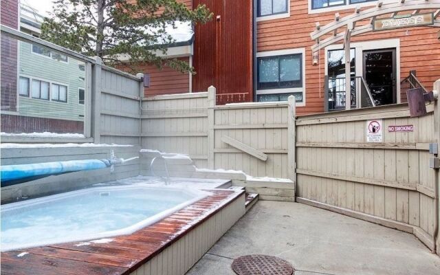 Ski Hill 27 2 Bedroom Condo by RedAwning