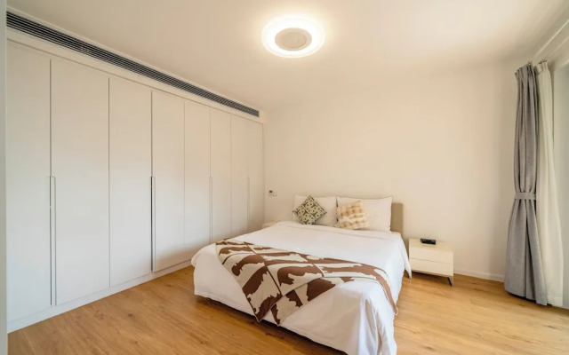 Tyms Spacious 4BR 2BA Apt Xujiahui