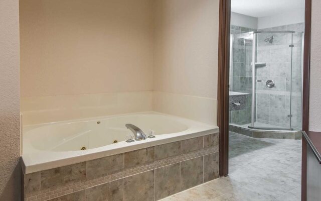 Quality Suites Kansas City International Airport