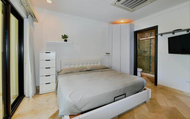 Amazing 1BR 2BA Condo Great Location w Pool GYM