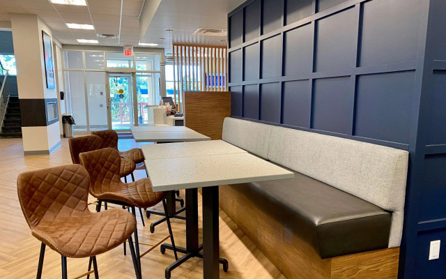 Howard Johnson by Wyndham Winnipeg West