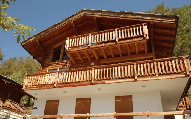 Spacious Chalet With Patio Facing Mountains