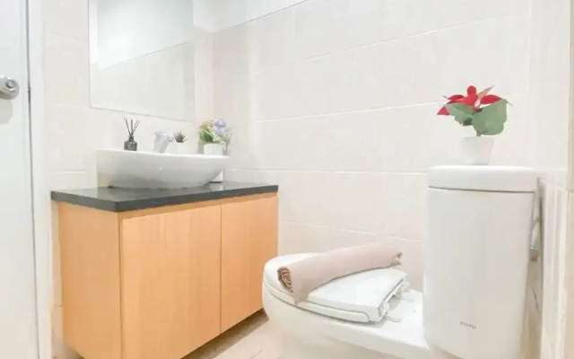 Contemporary Studio Loft Apartment At Park View Condominium