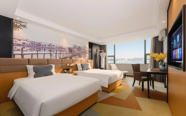 Chonpines Hotels· Jingzhou Ancient City Dongmen