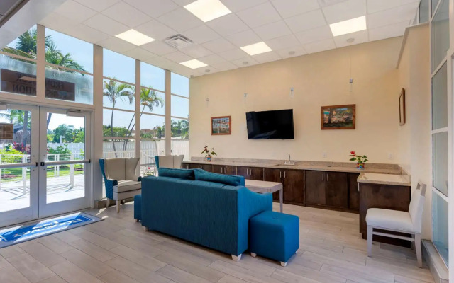 Downtown Hollywood Gardens Inn & Suites