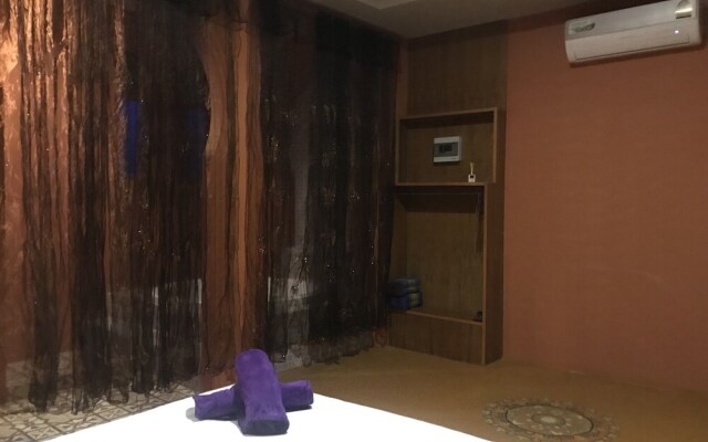 Bee Sleep Hostel & Nana Art gallery