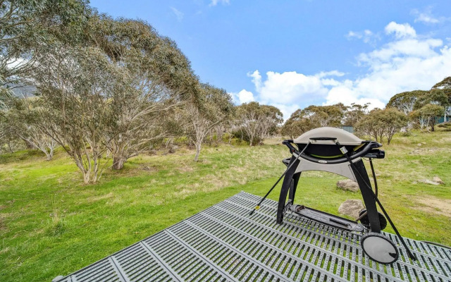 Ecocrackenback 2 'Sustainable, luxurious chalet close to the slopes.'