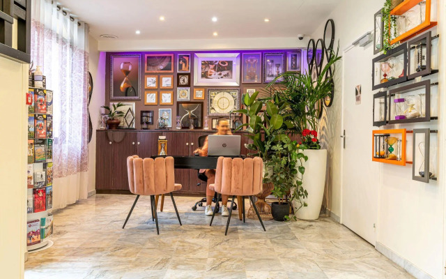 Hotel Ariane Montparnasse by Patrick Hayat