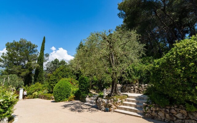 Spacious Villa in La Gaude With Swimming Pool