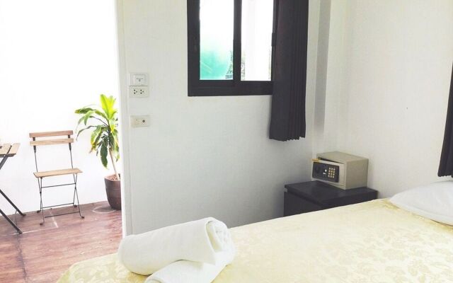 The Reef Hotel & Studios