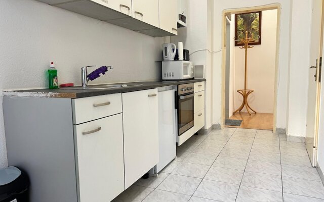 Affordable 3BR shared Apt. near Meidling