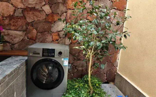 RongyueCourtyard Hostel