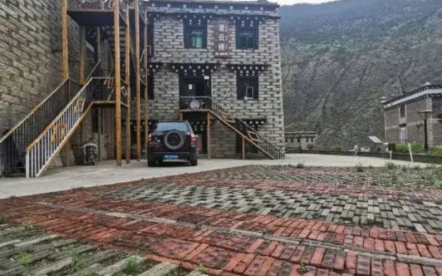 Daocheng Lingyunlou Homestay