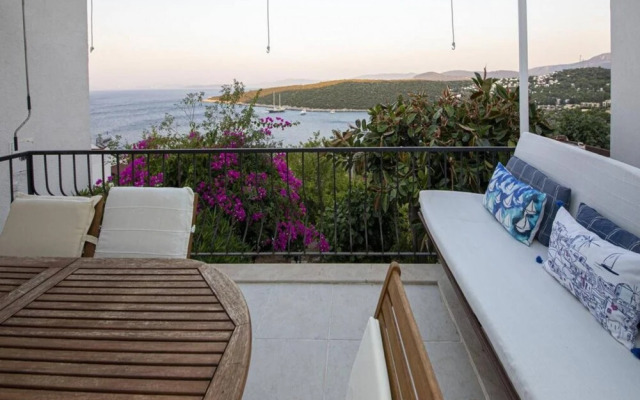 Lovely Triplex With Fantastic Sea View in Turkbuku