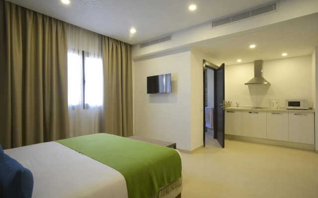 Maia Hotel Suites - Image 4