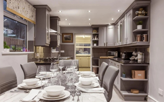 North Central London House/ Sleeps8/garden/wifi