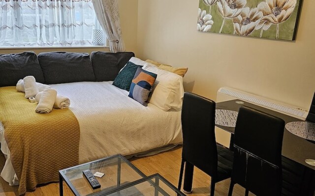 Inviting 1-bed Apartment in London, Near Hotsput