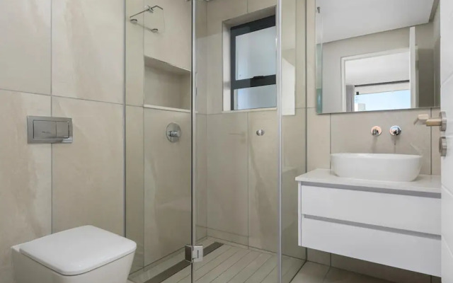 Central Secure Modern Studio w Views Bantry Pad