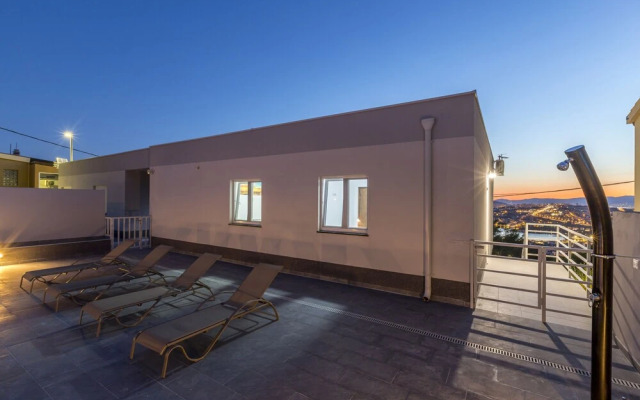 House With Private Pool M&M