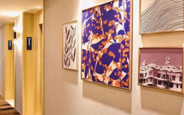 Zhongzhisheng Hotel (Zhaoqing East Railway Station Dinghushan Scenic Area)