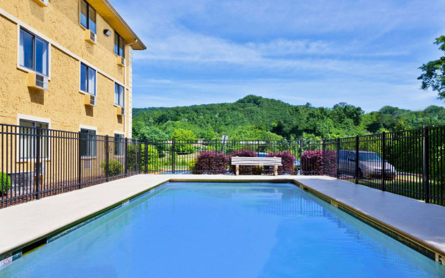 Super 8 by Wyndham Chattanooga Lookout Mountain TN