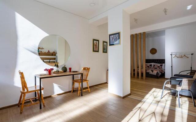 City Center Apart with Garden AC Near Metro