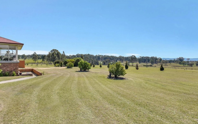 Noble Willow Estate Lovedale. Super Spacious, with views and pool