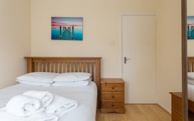 2 Bedroom House Near Wapping Station