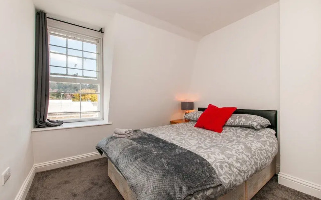 2 Bed Flat in Pedestrianized High Street