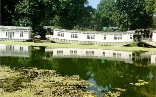 TIH Butt's Clermont Houseboats